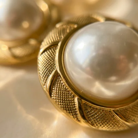 金晖映羽·重工阔面流体蝴蝶耳钉 (Radiant Wing Statement Studs)